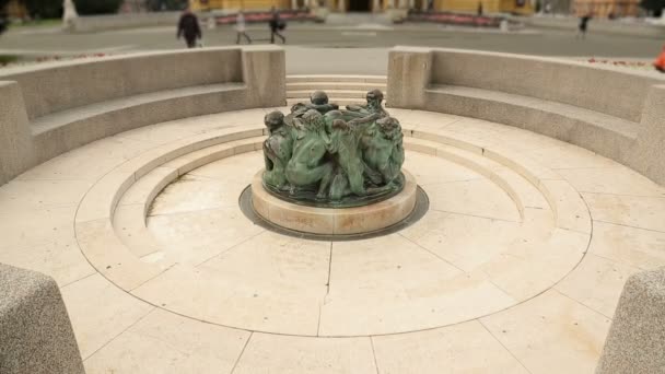 Bella vista sulla Fontana della Vita in piedi vicino al Teatro Nazionale Croato — Video Stock