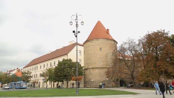 ZAGREB, CROATIA - CIRCA SETEMBRO 2014: Passeios turísticos na cidade. Vista panorâmica da arquitetura de Zagreb, praça central com atrações, viagem — Vídeo de Stock