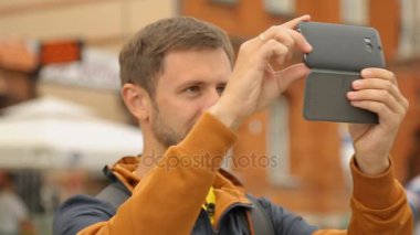 Adam turistik kentin turistik onun smartphone, turizm, teknolojileri filme