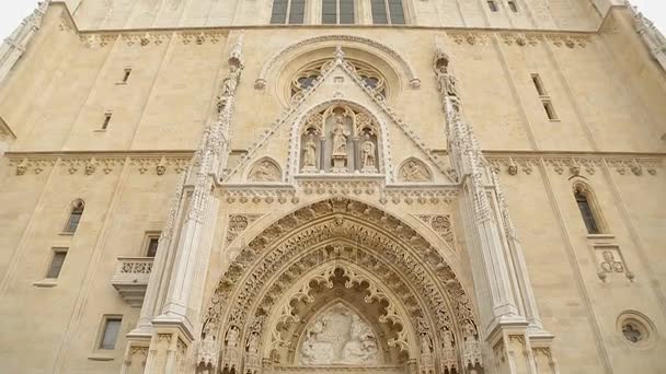 Zagreb, Kroatië - Circa September 2014: Sightseeing in de stad. Prachtige sculpturen versieren de voorgevel van de kathedraal van Zagreb, reizen naar Kroatië — Stockvideo