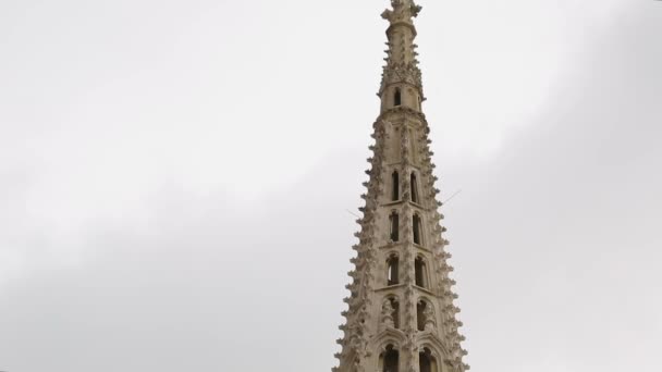 Věž katedrály Nanebevzetí Panny Marie, gotický styl církve, Záhřeb — Stock video