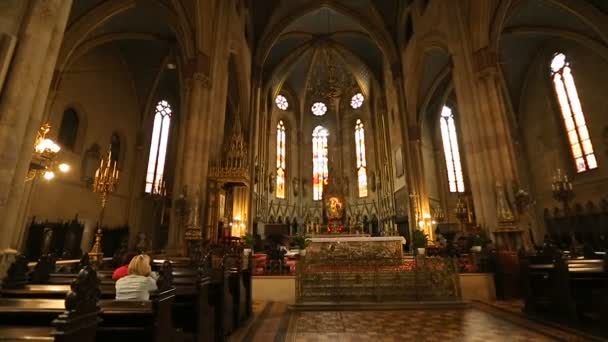 Personnes priant dans l'église, vue intérieure du hall de la cathédrale de Zagreb, religion — Video