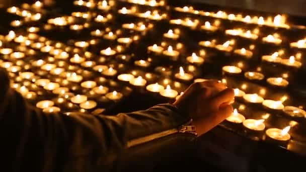 Vrouw verlichting ronde kaarsen op de kerk, religie en geloof, spiritualiteit — Stockvideo