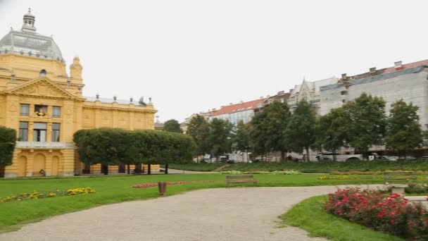 Vue imprenable sur le pavillon d'art de Zagreb depuis la place du Roi Tomislav, tourisme — Video