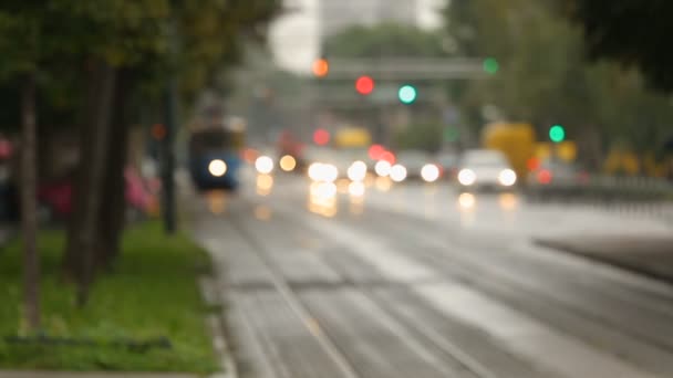 Transport miejski, widok niebieskiego tramwaju i samochody jazdy na drodze, wieczór — Wideo stockowe