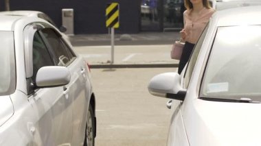 Araba Kiralık Otopark, iş gezisi yanında auto seçme zarif genç kadın