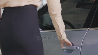 Başarılı kadın zor çalışma günü, iş sonra lüks arabasında oturuyor