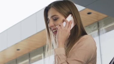 Açık havada molası sırasında ayakta, Evet sevimli kadın ofis çalışanı