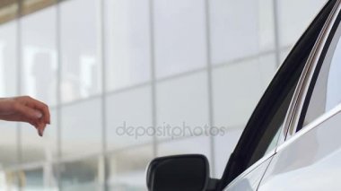 Birçok alışveriş torbaları, satış ve indirimler ile araba biniyorlar moda bayan