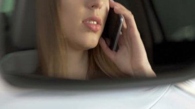 Konuşma smartphone, gergin durumu, çakışma arabada oturan sinirli kız