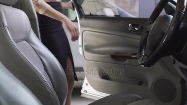 Araba almak ve kemer, tespitleme kadın lisans almak için sürüş testi