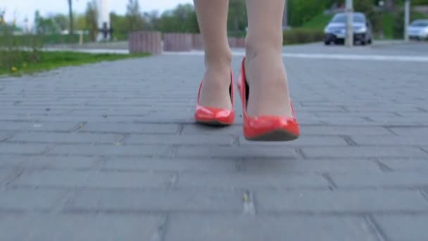 Moe meisje home wandelen in rood gelakt schoenen na nacht feest, benen close-up — Stockvideo