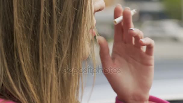 Senhora inalando cigarro, obtendo prazer de fumar processo, vício — Vídeo de Stock