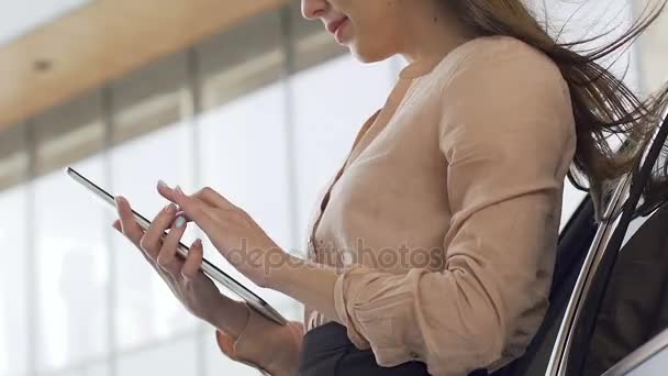 Business lady afwerking van haar presentatie op tablet pc voor conferentie — Stockvideo