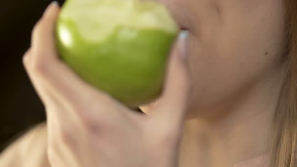 Lady spuntino alla mela, dieta sana, abitudini alimentari, frutta e vitamine, primo piano — Video Stock