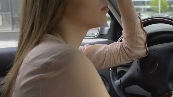 Κουρασμένος λυπημένος κορίτσι βάζοντας το κεφάλι στο τιμόνι του αυτοκινήτου, άγχος και κατάθλιψη — Αρχείο Βίντεο
