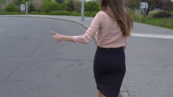 Mujer en traje de negocios tratando de coger el paseo al centro, ruptura del coche, problema — Vídeo de stock