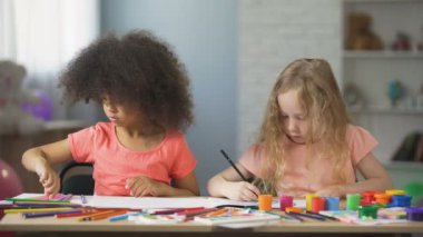 Erken eğitim, iki çok etnik gruptan oluşan erkek çocuklar çizim ile renkli kalemler