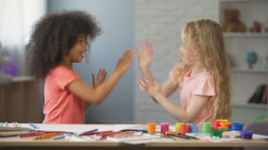 Eller, alkışlar olumlu Afro-Amerikan ve beyaz kız mutlu çocukluk