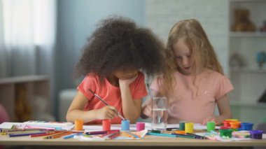 Kaygısız çok ırklı kadın çocuklar oturma tablo ve resim, sanat hobi