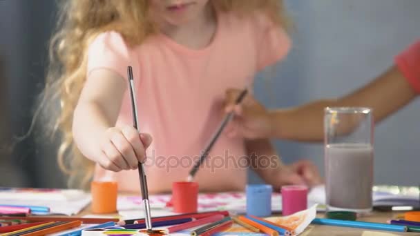 Θηλυκά παιδιά προσχολικής ηλικίας να ζωγραφίζουν μια εικόνα στο art club, χόμπι και δραστηριότητες αναψυχής — Αρχείο Βίντεο
