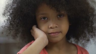 Kamera, olumlu duygular, portre gülümseyen güzel Afro-Amerikan çocuk