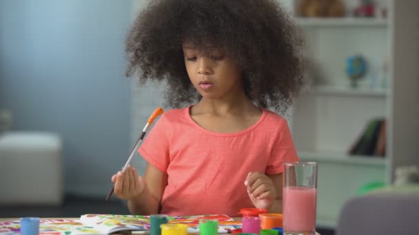 Pintura infantil femenina afro-americana juguetona en el taller, la actividad de ocio y el arte — Vídeos de Stock