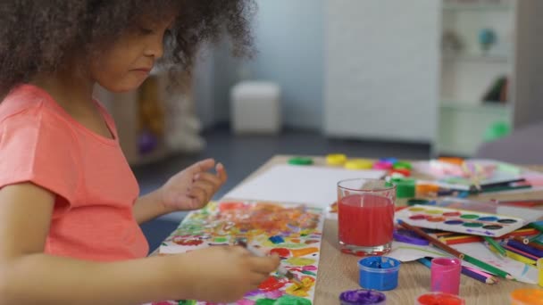 Lilla Afro-American flicka tränar målning på dagis, fritidsaktivitet — Stockvideo