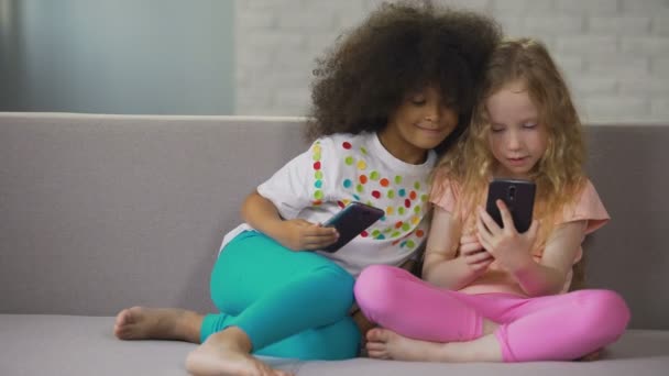 Afro-Amerikaanse meisje knuffelen haar Kaukasische neef en nemen selfie op mobiel — Stockvideo