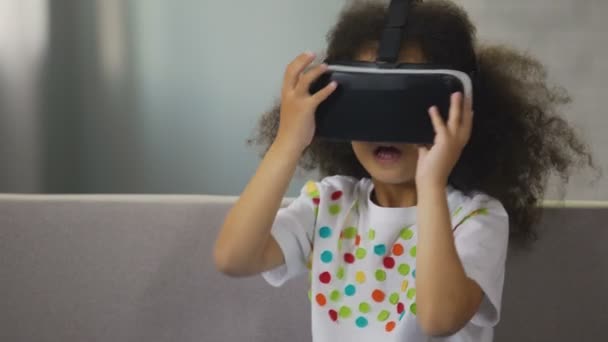 Rolig African American kid klädd i virtual reality-glasögon och spela spelet — Stockvideo