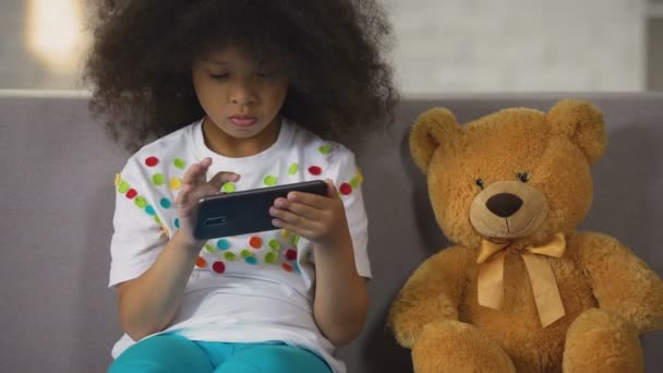 Enfant afro-américain pratiquant les mathématiques sur smartphone, applications éducatives — Video