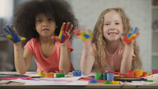 Παιδική λέσχη τέχνης. Πολυφυλετικές παιδιά κουνώντας ζωγραφισμένα παλάμες και τραγουδώντας, παιδική ηλικία — Αρχείο Βίντεο