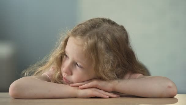 Θλιβερό κοριτσάκι που κάθεται στο τραπέζι και κλάμα, παιδική κακοποίηση, μοναξιά — Αρχείο Βίντεο