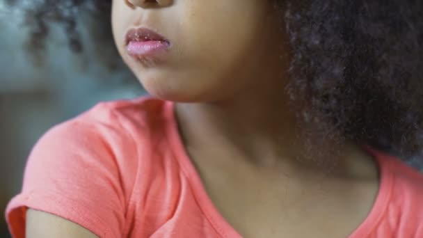 Close up de Africano americano fêmea criança mastigar biscoito, comida insalubre — Vídeo de Stock