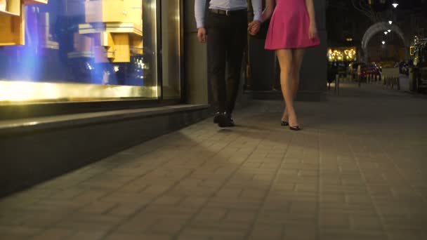 Молодая влюбленная пара медленно возвращается домой поздно вечером после успешного свидания — стоковое видео