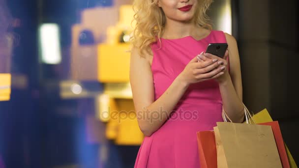 Shopaholic-Frau checkt Preise ihrer Einkäufe in Online-Shops, mobile App — Stockvideo