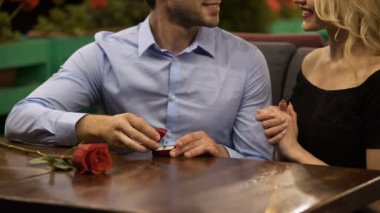 Kız hayran ve nişan yüzüğü gördükten sonra sevinçle kucaklayan gelecekteki kocası