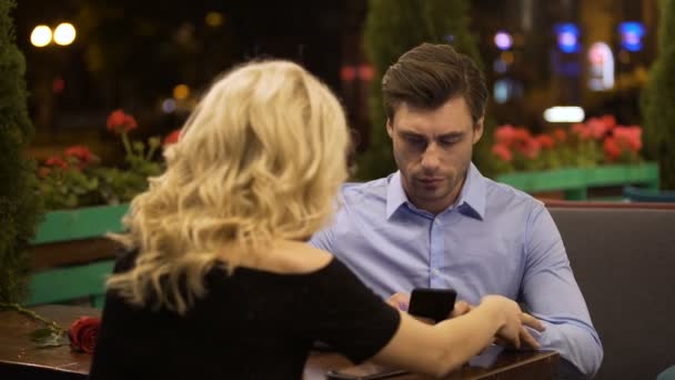 Empresario que no presta atención a su novia habladora, adicto al gadget — Vídeo de stock