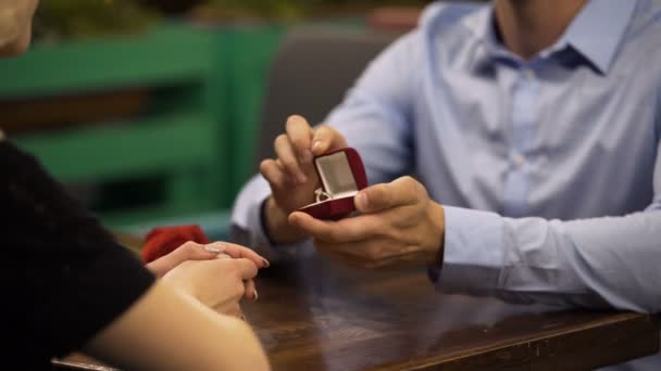 Homme faisant un pas responsable dans la vie, proposant le mariage à sa bien-aimée dame — Video