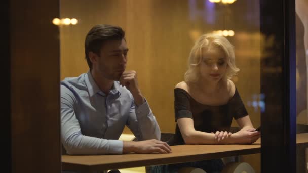 Knappe man zittend in restaurant en flirten met blonde vrouw, relatie — Stockvideo