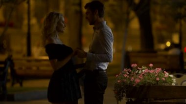 Erkek kız arkadaşının elini tutuyor ve onu, Şehir Parkı, akşam tarihi sarılma seviyorum