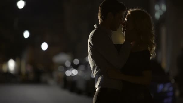 Siluety milující pár objímat v ulici, vztah — Stock video