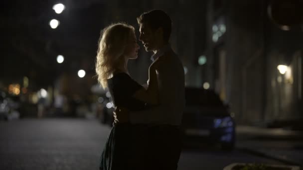 Couple d'amoureux dansant dans la rue vide nuit, datant et amour, séduction — Video