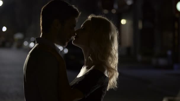 Чуттєвий поцілунок двох люблячих людей, романтична пара насолоджується побаченням, вечірнім часом — стокове відео