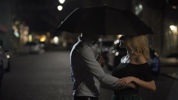 Nádherný pár milenců, zahrnující pod deštníkem, rande, milostný příběh