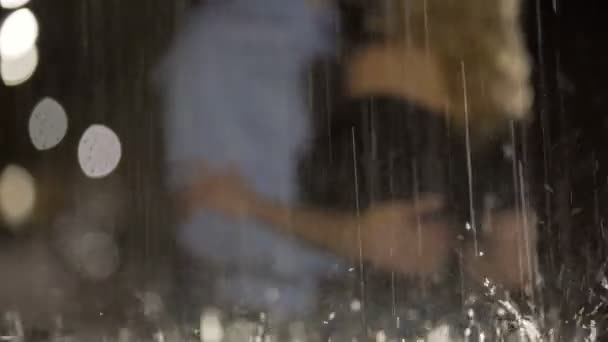 Заманчивый поцелуй любящей пары, стоящей под дождем, романтики, страсти — стоковое видео