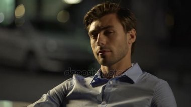 Çekici erkek oturma restoran ve bir gece kadın için seyir pick-up