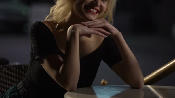 Hübsch lächelnde Blondine hört Freund, Frau sitzt im Restaurant, Date — Stockvideo