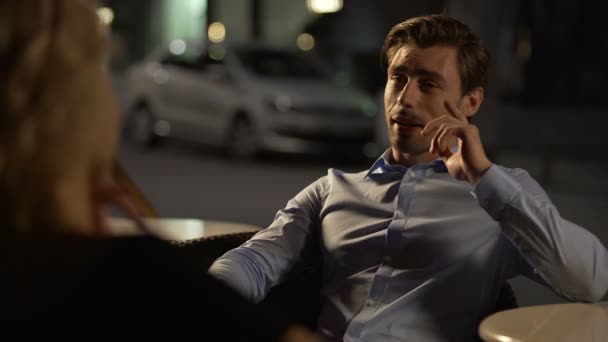 Bonito auto-confiante masculino flertando com a mulher no restaurante, data da noite — Vídeo de Stock