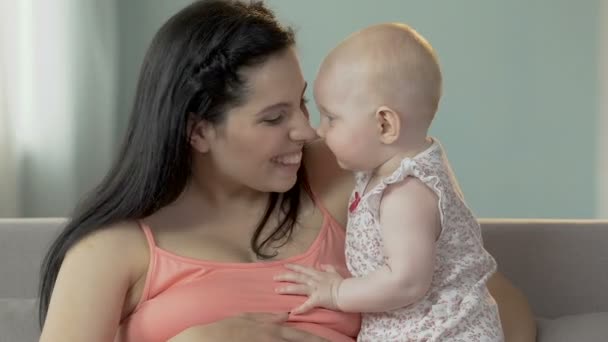 Mãe-a-ser segurando e nuzzling com criança pequena, amor materno, conexão — Vídeo de Stock